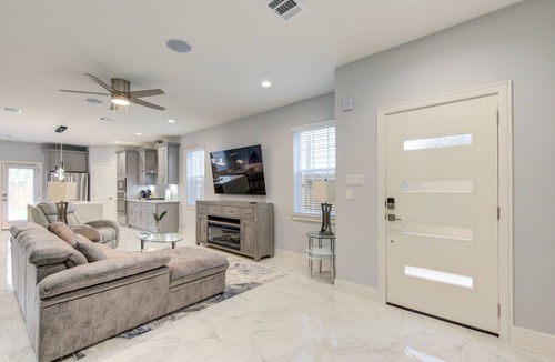 Spring Branch House | Gorgeous Family-sized Townhouse close to downtown!