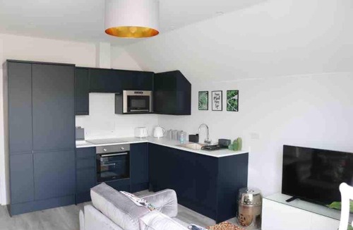 Bournemouth City Centre Apartment | Gorgeous Flat w/Balcony, Free PKG & Beach Nearby