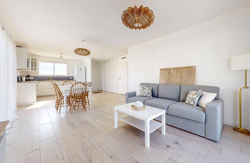 Les Magnils House | Gorgeous home in Les Magnils-Reigniers with WiFi