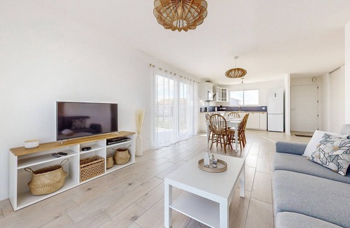 Les Magnils House | Gorgeous home in Les Magnils-Reigniers with WiFi