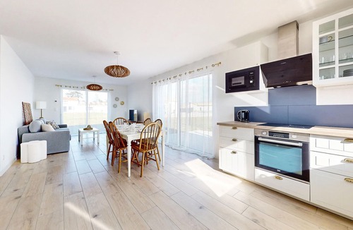 Les Magnils House | Gorgeous home in Les Magnils-Reigniers with WiFi