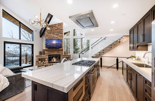 Deer Valley Condo | Gorgeous Full Remodel-Silver Lake Village; walk to ski lifts & Stein's; Theatre