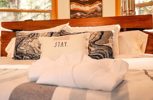 Bastrop Cabin | Gorgeous Glamping Yurt for a Unique Romantic Getaway near Austin