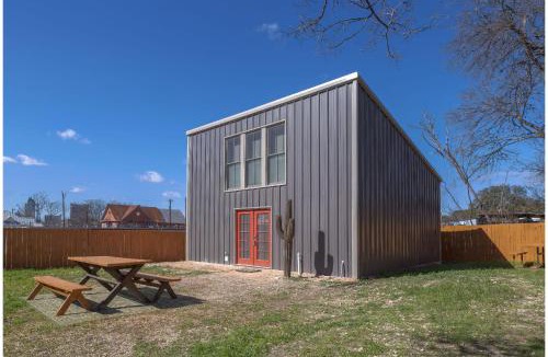 Near East Side House | Gorgeous Guesthouse Near Amazing Downtown