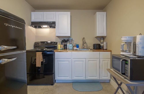 Near East Side House | Gorgeous Guesthouse Near Amazing Downtown