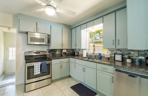 Park East House | Gorgeous Heated Pool and Spa by Downtown & Beaches