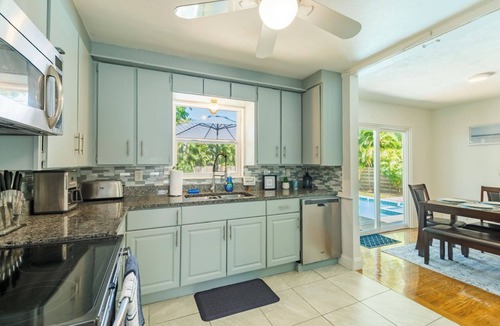 Park East House | Gorgeous Heated Pool and Spa by Downtown & Beaches