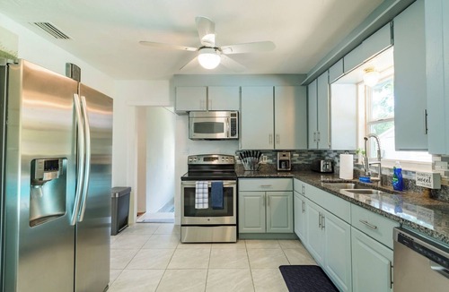 Park East House | Gorgeous Heated Pool and Spa by Downtown & Beaches