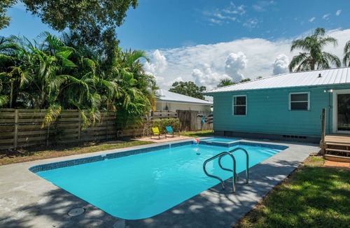 Park East House | Gorgeous Heated Pool and Spa by Downtown & Beaches
