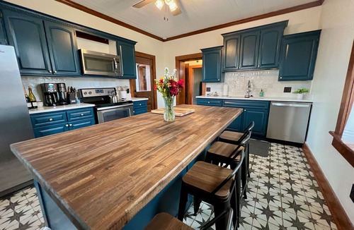 Ste Genevieve House | Gorgeous Historic Victorian - 4 bedrooms 2 bathrooms - 4 Blocks Walk to Town