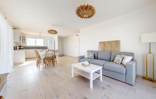 Les Magnils House | Gorgeous Home In Les Magnils-Reigniers With Wifi