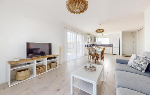 Les Magnils House | Gorgeous Home In Les Magnils-Reigniers With Wifi