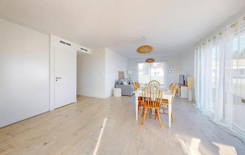 Les Magnils House | Gorgeous Home In Les Magnils-Reigniers With Wifi