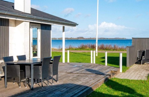 Grønninghoved Strand House | Gorgeous Holiday Home in Sjolund near Sea