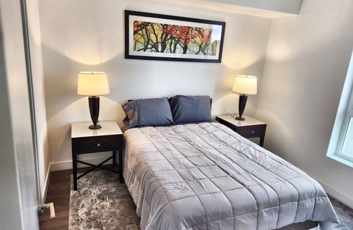 Pico-Union Hostel | Gorgeous Hollywood 1 br suite with rooftop views