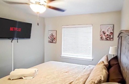 Southside House | Gorgeous Home- Close to Lackland AFB- Centrally Located Home