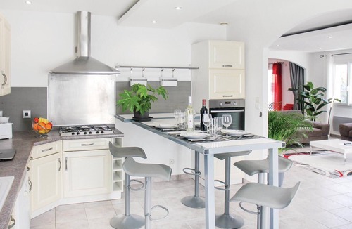 Salon-de-Provence House | Gorgeous home in Salon de Provence