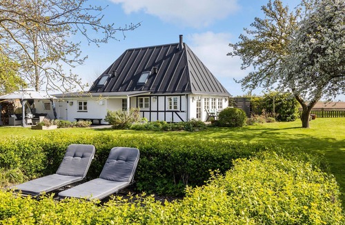 Bogense House | Gorgeous home in Bogense with kitchen