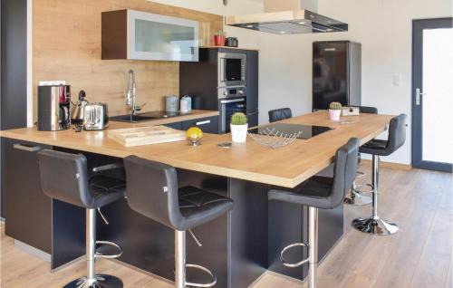 Creances House | Gorgeous Home In Créances With Wifi