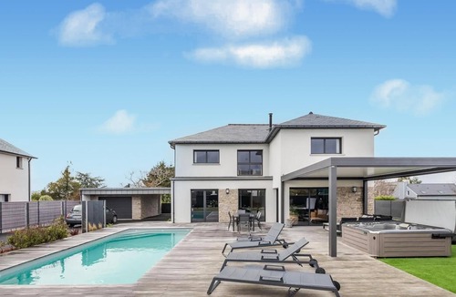 Dinard House | Gorgeous home in Dinard with private swimming pool, can be inside or outside