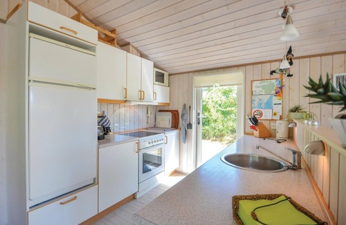 Øer Strand House | Gorgeous home in Ebeltoft with kitchen