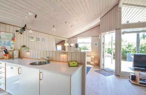 Øer Strand House | Gorgeous home in Ebeltoft with kitchen