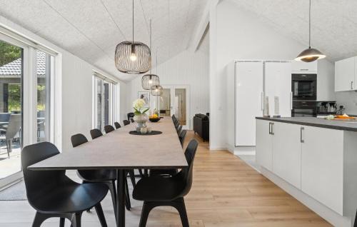 Fjellerup House | Gorgeous Home In Glesborg With Sauna
