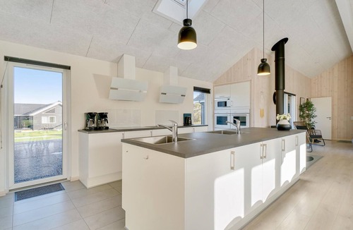 Grenaa House | Gorgeous home in Grenaa with sauna