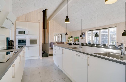 Grenaa House | Gorgeous home in Grenaa with sauna