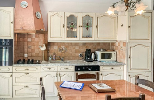 Gueschart House | Gorgeous home in Gueschart with kitchen