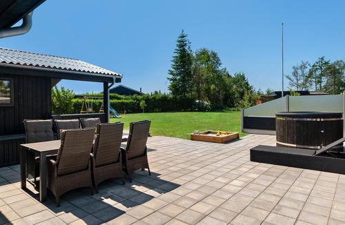 Oster Hurup House | Gorgeous home in Hadsund with WiFi