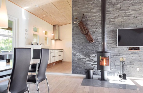 Østerskov House | Gorgeous home in Humble with kitchen