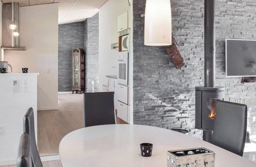 Østerskov House | Gorgeous home in Humble with kitchen