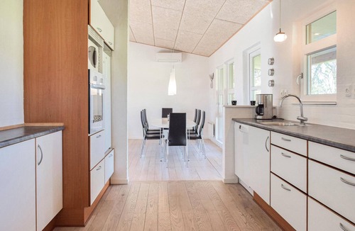 Østerskov House | Gorgeous home in Humble with kitchen