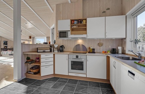 Ristinge House | Gorgeous home in Humble with kitchen