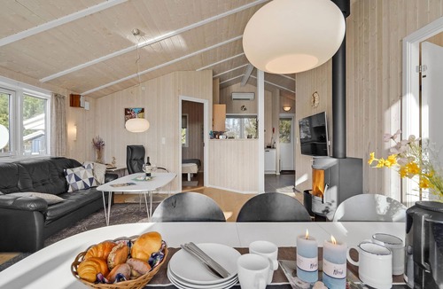 Ristinge House | Gorgeous home in Humble with kitchen