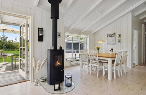 Bratten Strand House | Gorgeous home in Jerup with sauna