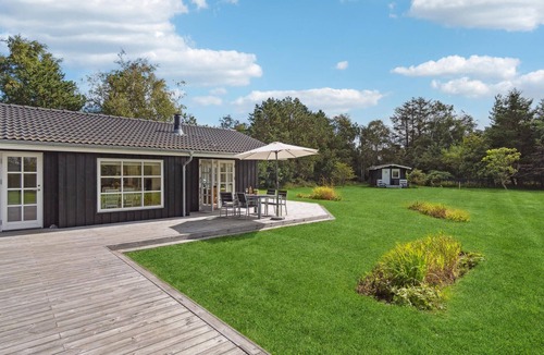 Bratten Strand House | Gorgeous home in Jerup with sauna