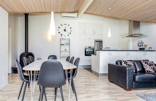 Nr. Lyngby Strand House | Gorgeous home in Løkken with kitchen