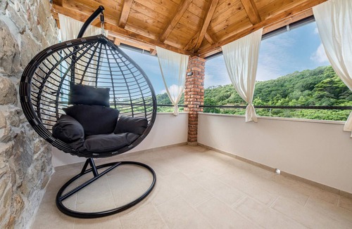 Mundanije House | Gorgeous home in Mundanije with sauna