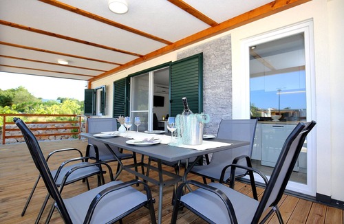 Murter House | Gorgeous home in Murter with kitchen