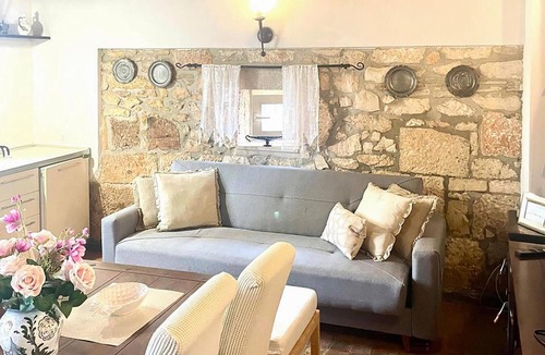 Pomer House | Gorgeous home in Pomer with WiFi