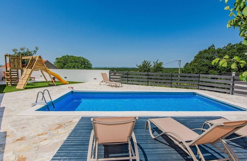 Benkovac House | Gorgeous home in Popovici