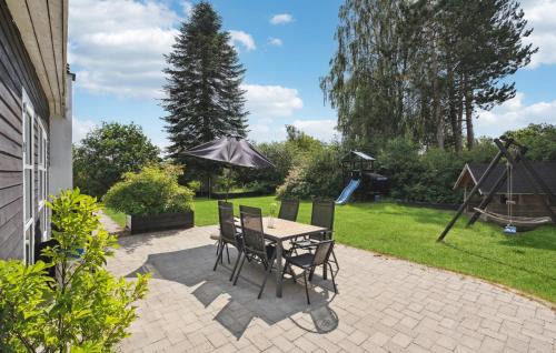 Ronde House | Gorgeous Home In Rønde With Kitchen