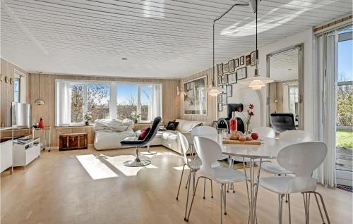 Ronde House | Gorgeous Home In Rønde With Kitchen