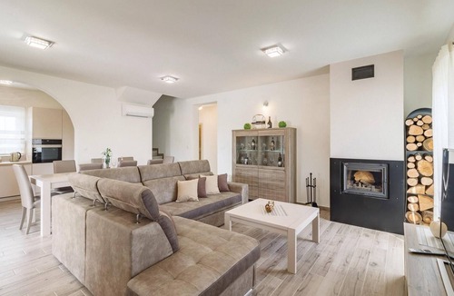 Loborika House | Gorgeous home in Radeki Polje with sauna