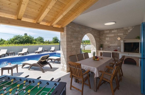 Loborika House | Gorgeous home in Radeki Polje with sauna