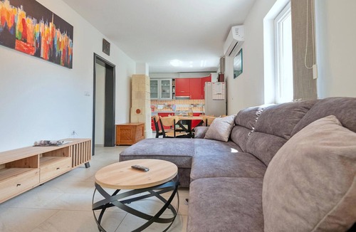 Prolozac House | Gorgeous home in Ricice