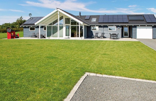 Ronde House | Gorgeous home in Rønde with sauna
