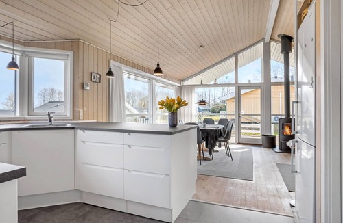 Mommark Strand House | Gorgeous home in Sydals with kitchen